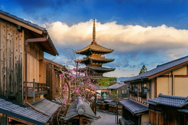 Yasaka Pagoda e Sannen Zaka Street em Kyoto, Japão . — Fotografia de Stock