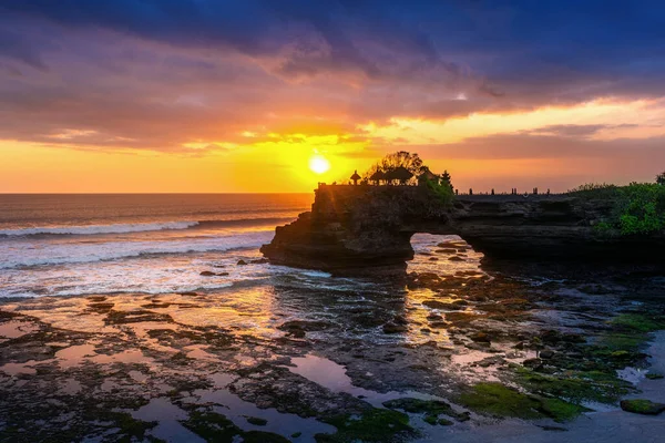Vacker solnedgång vid Tanah loh templet i Bali, Indonesien. — Stockfoto