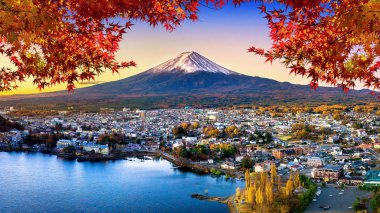 Fuji Dağı ve Kawaguchiko Gölü günbatımında, Sonbahar mevsimleri Japonya 'daki Yamanachi' de Fuji Dağı 'nda.