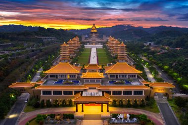 Kaohsiung, Tayvan 'daki Fo Guang Shan Buddha Tapınağında günbatımı.