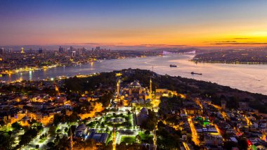 Türkiye 'de güneş doğarken İstanbul kentinin hava manzarası.