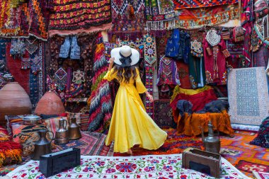 Goreme 'de geleneksel halı dükkanında güzel bir kız, Türkiye' de Kapadokya.