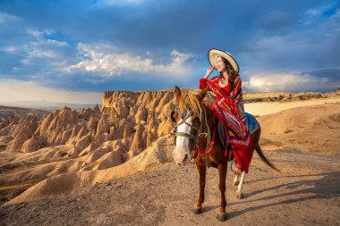 Turistler Kapadokya, Türkiye 'de at sürmekten keyif alıyorlar