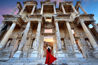 İzmir 'in Efes kentindeki Celsus Kütüphanesi' nde duran kadın.