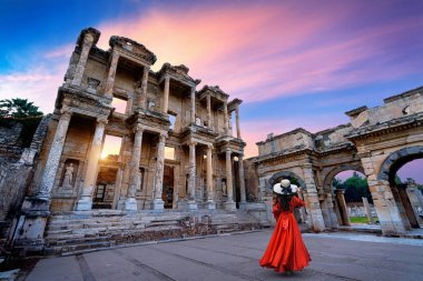 İzmir 'in Efes kentindeki Celsus Kütüphanesi' nde duran kadın.