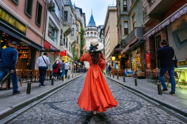 Türkiye 'nin İstanbul kentindeki Galata kulesinde duran kadın.