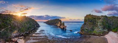 Endonezya 'daki Bali, Nusa Penida Adası' ndaki Atuh plajı panoraması.