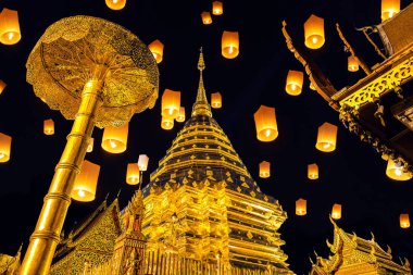 Wat Phra 'da Yee Peng festivali ve gökyüzü fenerleri. Chiang Mai, Tayland' da Doi Suthep..