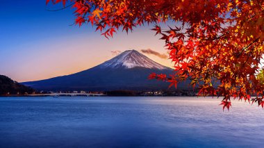 Fuji Dağı ve Kawaguchiko Gölü günbatımında, Sonbahar mevsimleri Japonya 'daki Yamanachi' de Fuji Dağı 'nda.