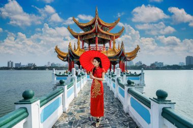 Çinli kadın geleneksel Kaohsiung 'un Tayvan' daki ünlü turistik mekanında yürüyor..