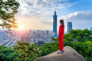 Taipei, Tayvan 'da dağlarda gezen turist kadın.