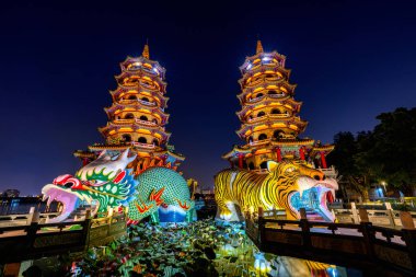 Kaohsiung, Tayvan 'da geceleyin Dragon ve Tiger Pagodas.