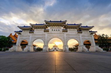 Taipei, Tayvan 'daki Chiang Kai Shek Anıt Salonu' nun yolu..