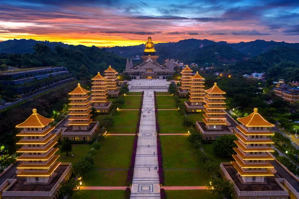 Tramonto al Tempio di Buddha Fo Guang Shan a Kaohsiung, Taiwan . — Foto Stock