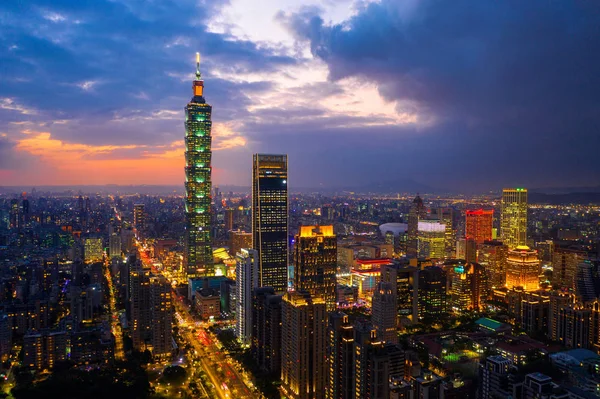 Tayvan silüeti, gün batımında güzel şehir manzarası. — Stok fotoğraf