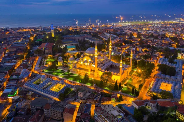 Flygfoto över Istanbul stad vid soluppgången i Turkiet. — Stockfoto