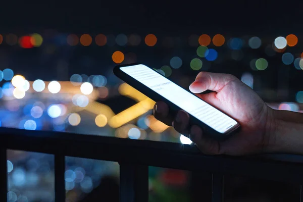 Schuss mit Smartphone in der Nacht in der Stadt. — Stockfoto