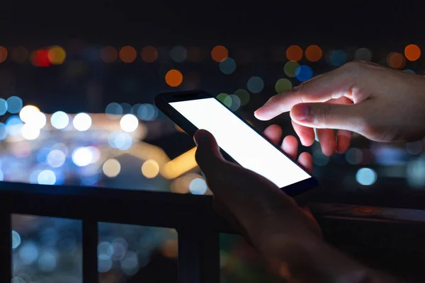 Akşamları şehirde akıllı telefondan çekilen eller..