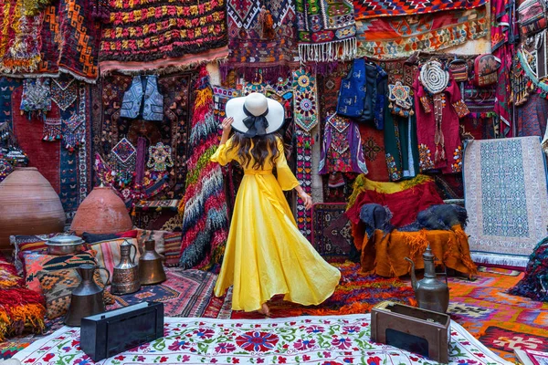 Hermosa chica en la tienda de alfombras tradicionales en la ciudad de Goreme, Capadocia en Turquía . — Foto de Stock