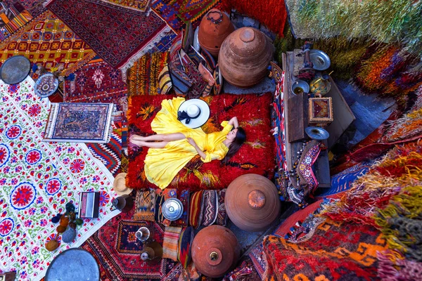 Schöne Mädchen im traditionellen Teppichladen in Goreme City, Kappadokien in der Türkei. — Stockfoto