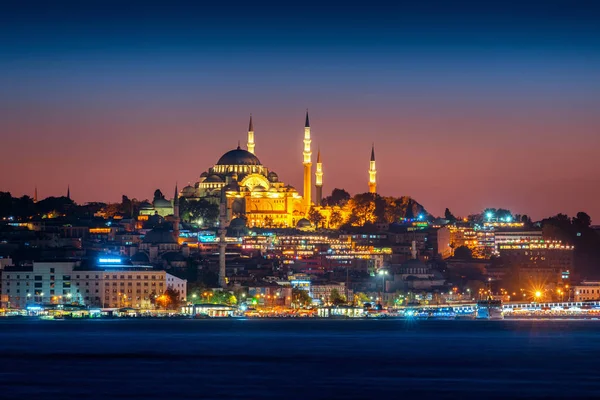 Estambul ciudad y mezquita por la noche en Turquía . — Foto de Stock