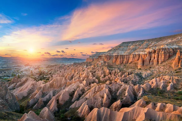 Prachtige bergen en Rode Vallei bij zonsondergang in Goreme, Cappadocië in Turkije. — Stockfoto