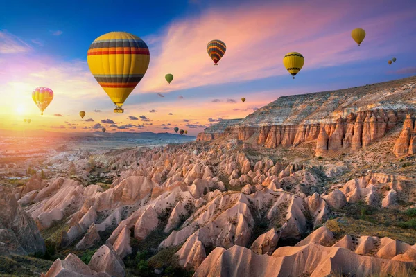 Luchtballonnen en Rode Vallei bij zonsondergang in Goreme, Cappadocië in Turkije. — Stockfoto