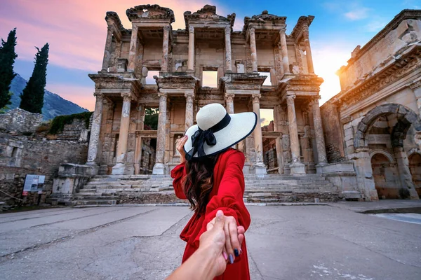 Mulheres turistas segurando a mão do homem e levando-o à Biblioteca Celsus em Éfeso cidade antiga em Izmir, Turquia — Fotografia de Stock