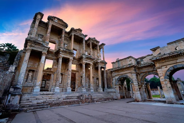 Celsus bibliotek på Efesos antika stad i Izmir, Turkiet. — Stockfoto