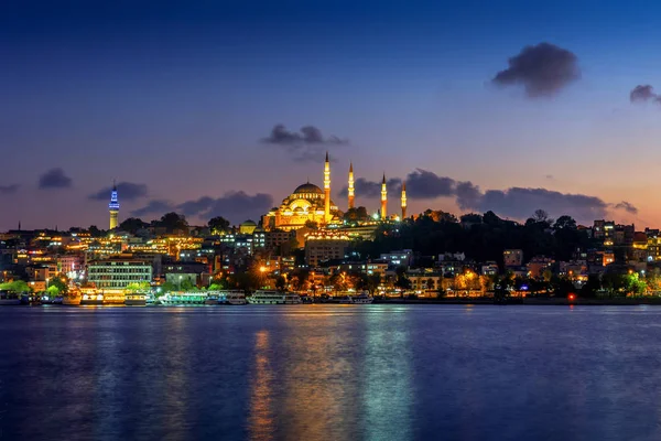 Estambul ciudad y mezquita por la noche en Turquía . — Foto de Stock