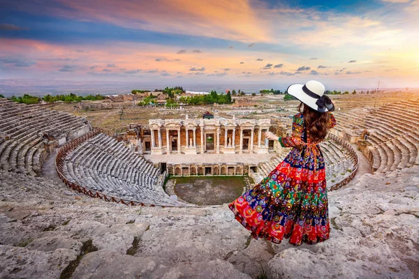 Donna in piedi sul teatro di Hierapolis antica città di Pamukkale, Turchia . — Foto Stock