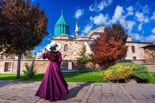 Menina bonita andando na mesquita em Konya, Turquia . — Fotografia de Stock