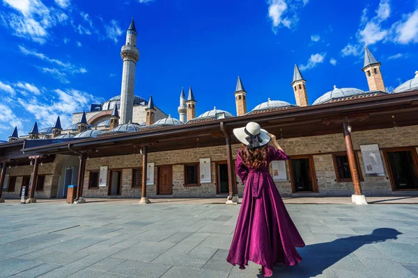 Beautiful girl walking at mosque in Konya, Turkey. — Stock Photo, Image