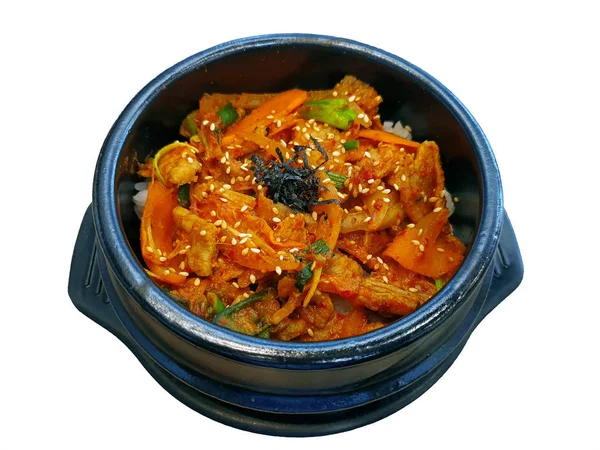 Cucina coreana, mescolare carne di maiale fritta con kimchi su riso . — Foto Stock