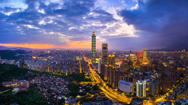 Formosa skyline, bela paisagem urbana ao pôr do sol . — Fotografia de Stock