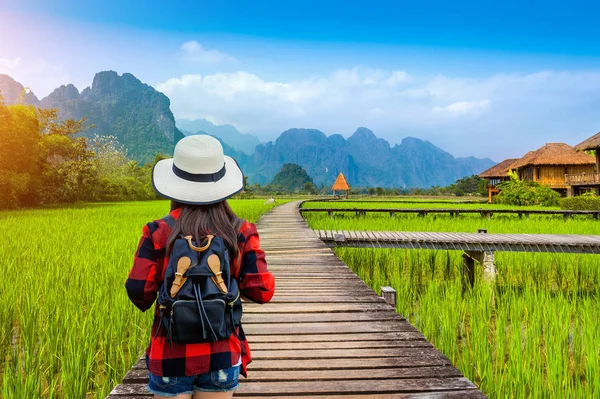 Turismo con mochila caminando por sendero de madera, Vang vieng en Laos —  Fotos de Stock