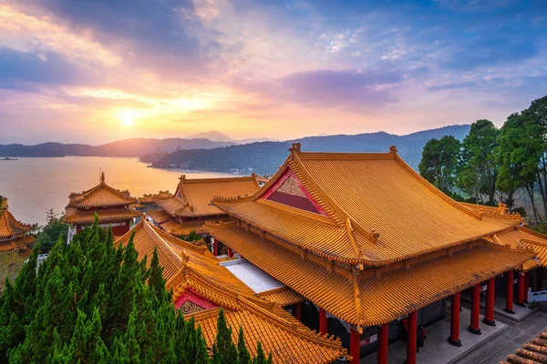 Wenwu tempel och sol måne sjö vid solnedgången, Taiwan. — Stockfoto