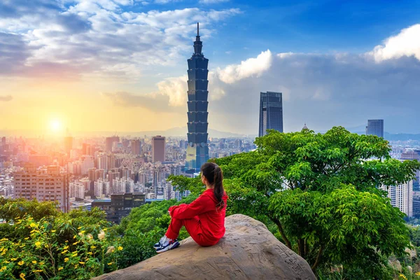 Mulher turística desfrutando de vista sobre as montanhas em Taipei, Taiwan . — Fotografia de Stock