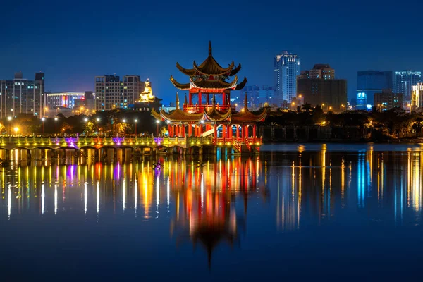 Pabellón Wuliting por la noche. Las famosas atracciones turísticas de Kaohsiung en Taiwán . — Foto de Stock