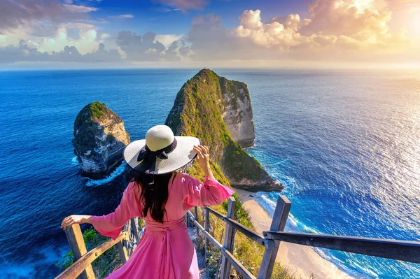 Mujer caminando en Kelingking Beach en la isla de Nusa penida, Bali, Indonesia . —  Fotos de Stock