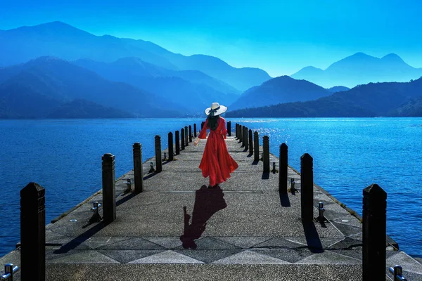 Mooi meisje wandelen bij Sun Moon Lake in Taiwan. — Stockfoto