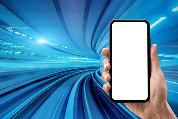 Hand hält Smartphone mit blauem Bewegungsunschärfehintergrund. — Stockfoto