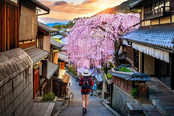 Vrouwelijke reiziger met rugzak wandelen in het historische Higashiyama district in het voorjaar, Kyoto in Japan. — Stockfoto