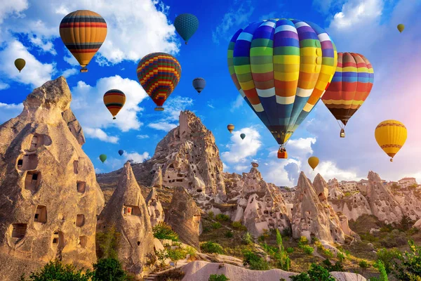 Balão de ar quente colorido sobrevoando a Capadócia, Turquia. Fotos De Bancos De Imagens