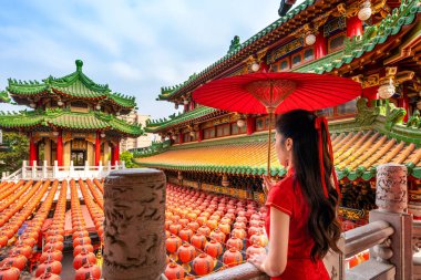 Kaohsiung, Tayvan 'daki Sanfeng Tapınağı' nda geleneksel Çin elbisesi giyen Asyalı kadın..
