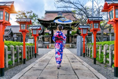 Japonya 'daki Kyoto Tapınağı' nda geleneksel Japon kimonosu giyen Asyalı kadın.. 