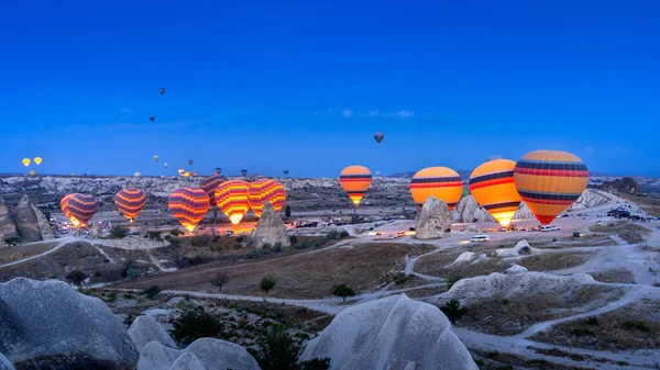 Ζωηρά πολύχρωμα αερόστατα θερμού αέρα στην Καππαδοκία της Τουρκίας. — Φωτογραφία Αρχείου