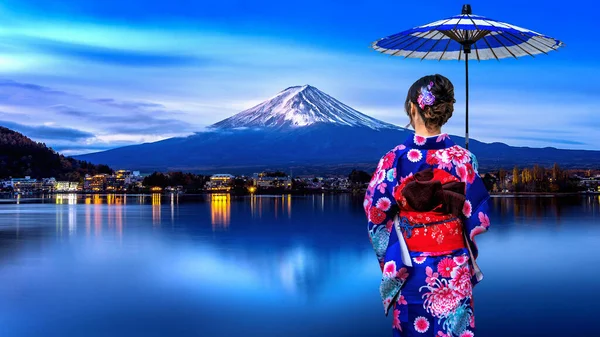 후 지 산, 일본에서 가와구치 코 호수에서 일본 전통 기모노를 입고 아시아 여자. — 스톡 사진