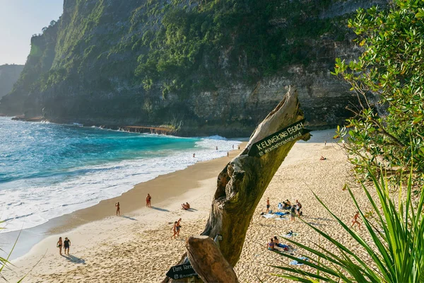 Kelingking Beach na ilha de Nusa Penida, Bali na Indonésia. — Fotografia de Stock