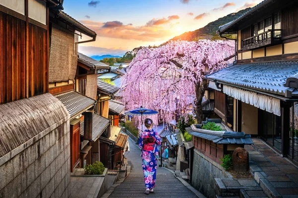 Mulher vestindo quimono tradicional japonês andando no bairro de Higashiyama Histórico na primavera, Kyoto no Japão . — Fotografia de Stock